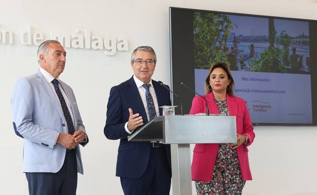 Francisco Salado, centre, explaining the plan. 