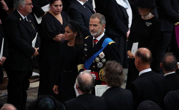 Spain's King Felipe reunited with his father at Westminster Abbey | Sur ...