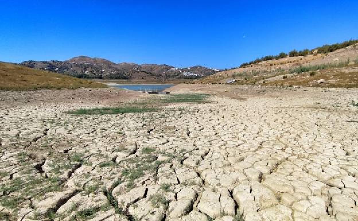 La Viñuela is on the verge of being declared a 'dead reservoir' | Sur ...