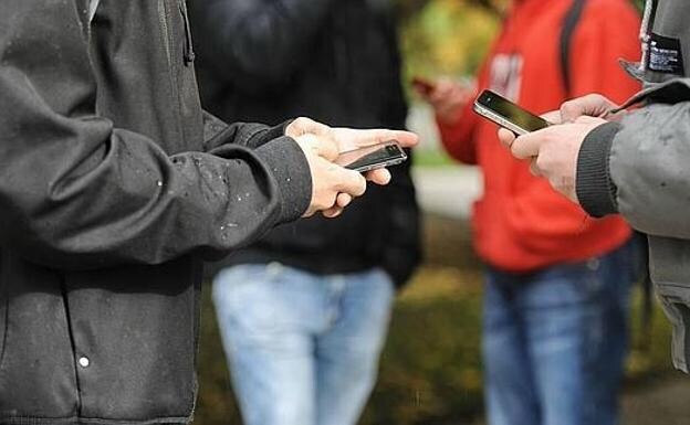 Young people experience anxiety without their mobile phones, a pioneering University of Malaga study finds 