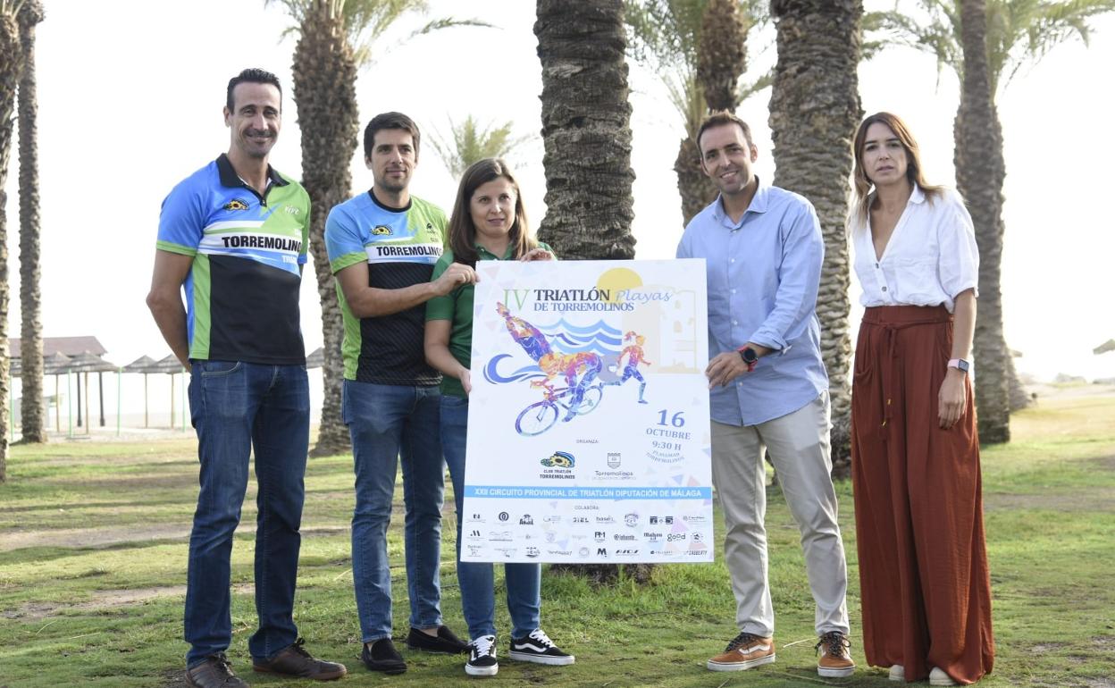 Members of the Torremolinos Triathlon Club and Ramón Alcaide and María González announce the event. 