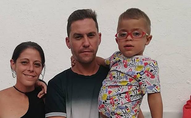 Aray, 4, with his parents Antonio Morales and Marina González