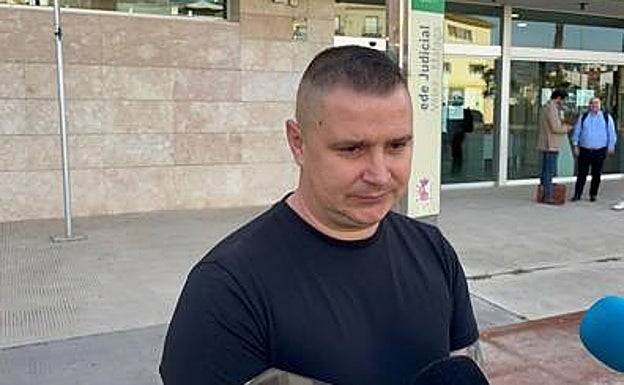 Imagen principal - Above: Florín Leonte, botton left: Lawyer Juan José Moreno and Sergio Ruiz, right: Lawyer Antonia Barba 