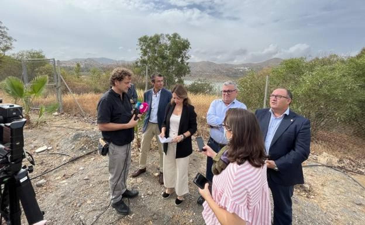 Delegates from the Junta, mayors and water company officials during La Viñuela visit. 