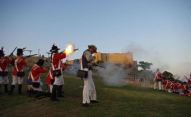 Imagen principal - The reenactment of the battle staged in Fuengirola in 2010. 