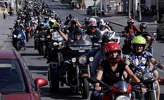 Imagen principal - Thousands of bikers take to the streets of Torremolinos for tenth Komando festival