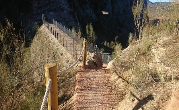 The track towards Los Caballeros dam.