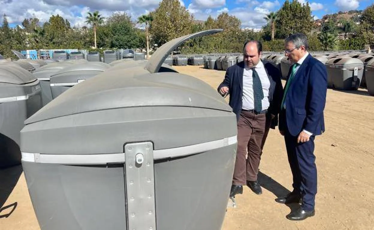 Councillor Borja Ortiz and mayor Francisco Salado with the new bins 