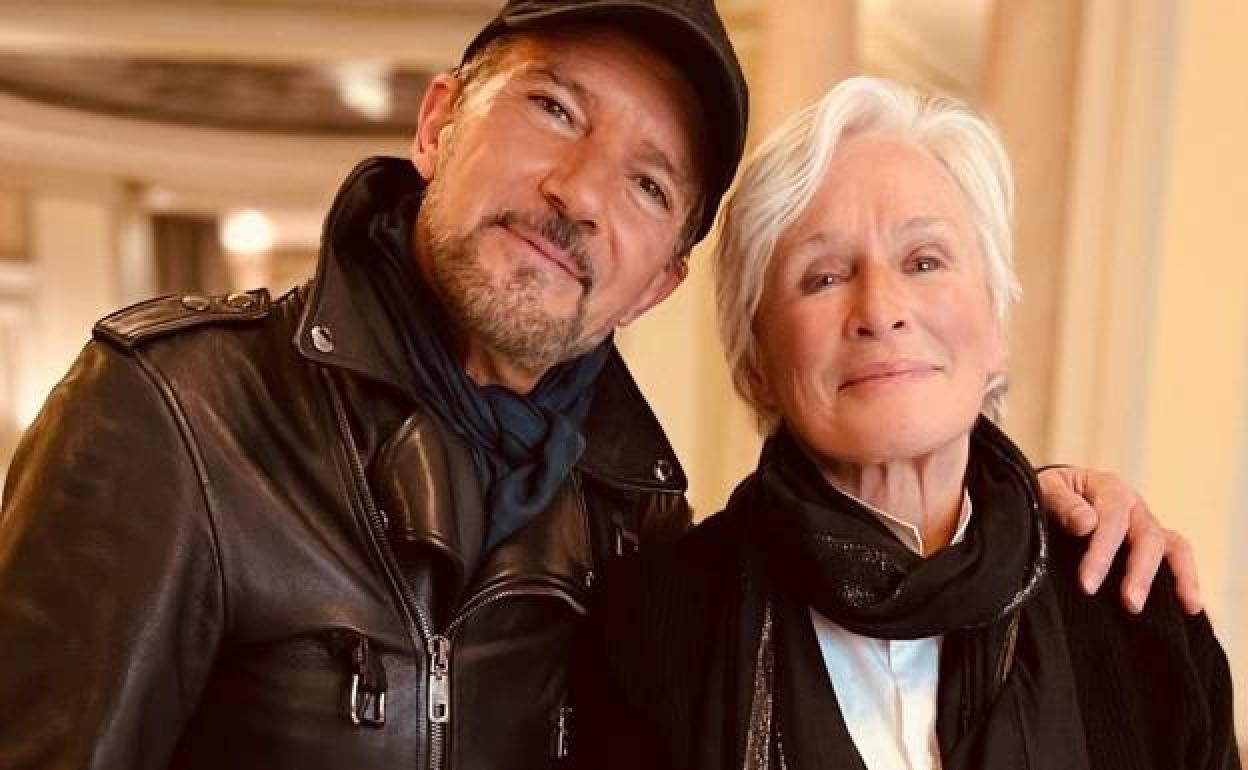 Hollywood star Glenn Close visits final rehearsals for Antonio Banderas show before breaking into song 