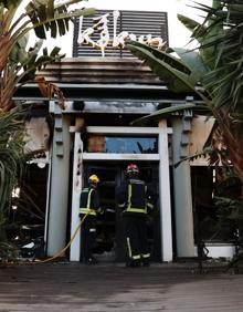 Imagen secundaria 2 - Firefighters at the scene this Thursday morning.