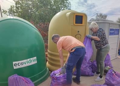 Imagen secundaria 1 - The volunteers and bags of rubbish they have collected 