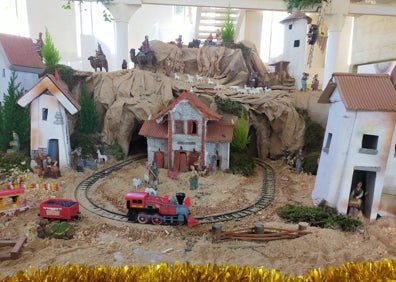 Imagen secundaria 1 - Antonio Fortes, the singing train and Torre del Mar train station, the town's former sugar cane factory, where the Belén can be seen 
