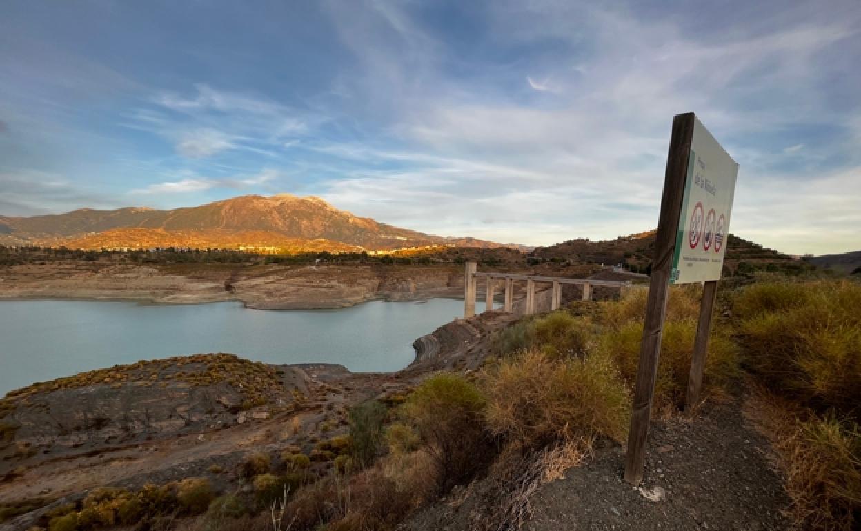 La Viñuela reservoir at 9.2 per cent capacity, equal to its historic minimum. 