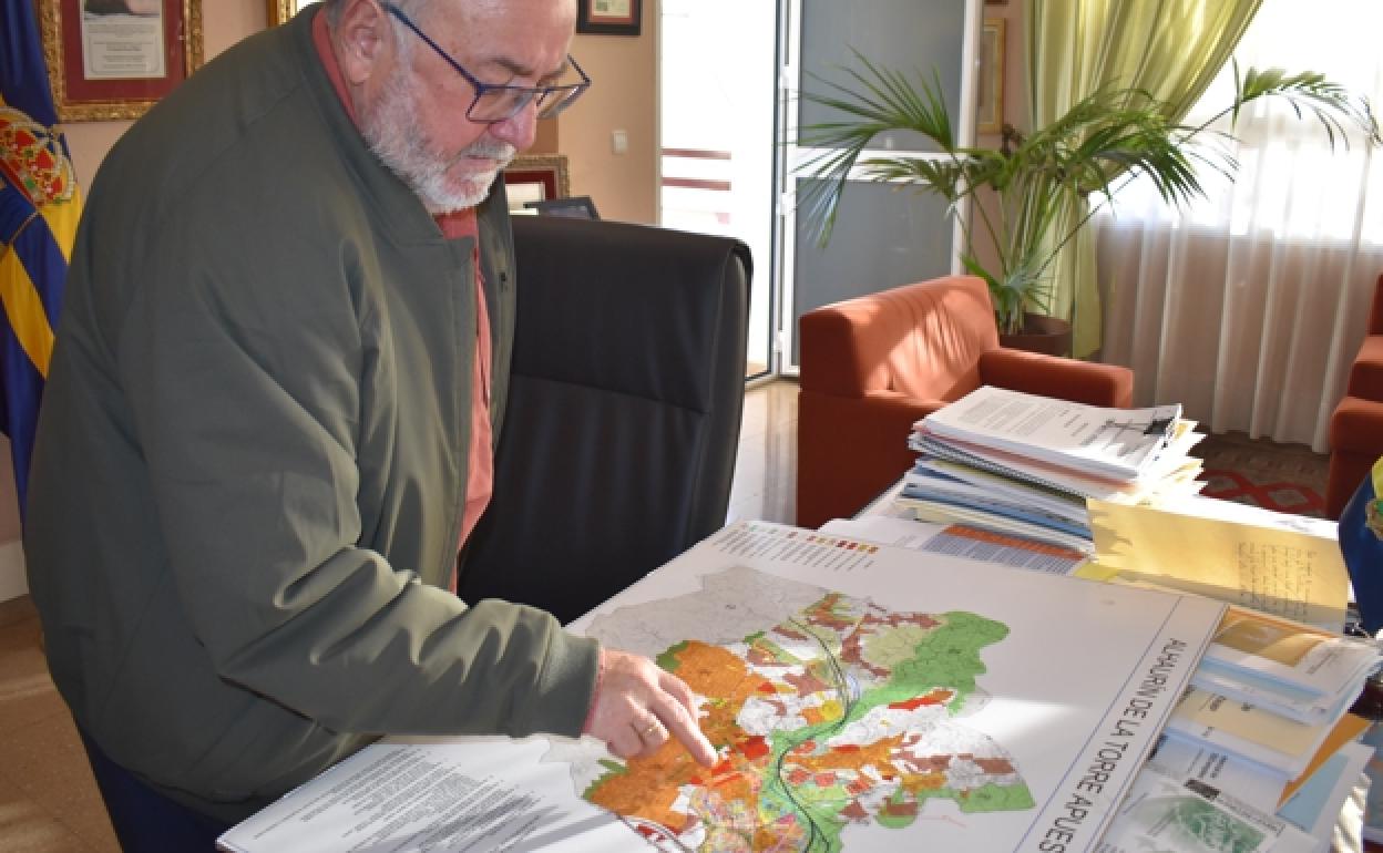 Joaquín Villanova studies the plans of the new parking facilities. 