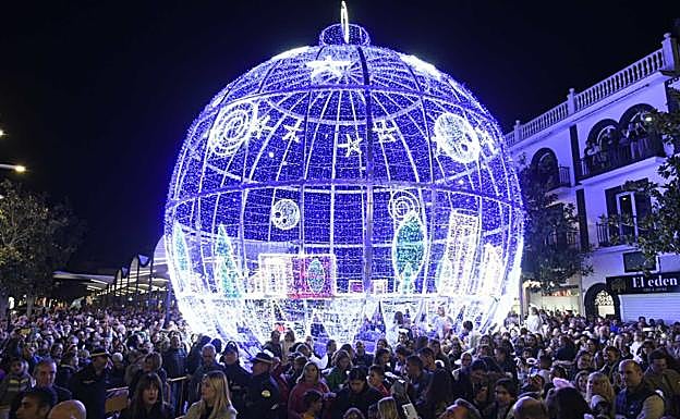 Imagen principal - Thousands gather in Torremolinos to welcome the festive season