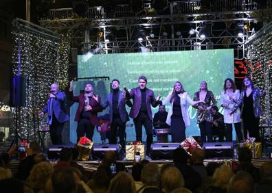 Imagen secundaria 1 - Thousands gather in Torremolinos to welcome the festive season