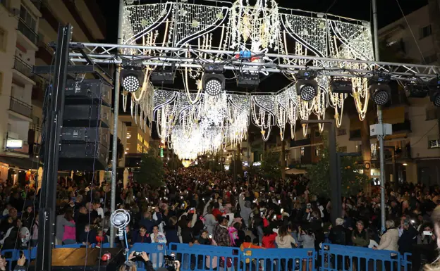 Imagen principal - Thousands watch Christmas switch-on in Marbella