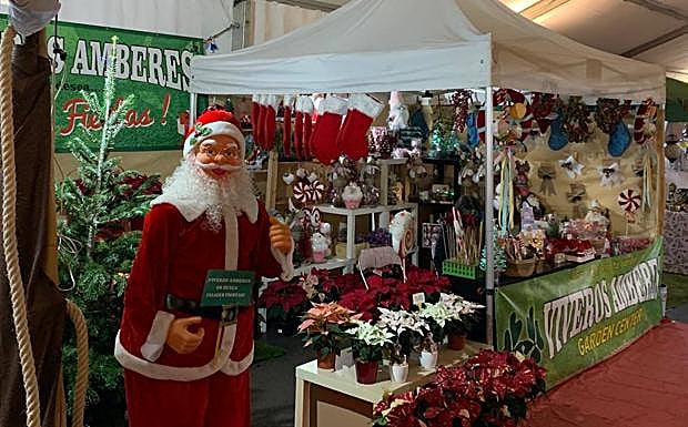 Imagen principal - Christmas market opens in Torrox with stalls, live music and an ice rink
