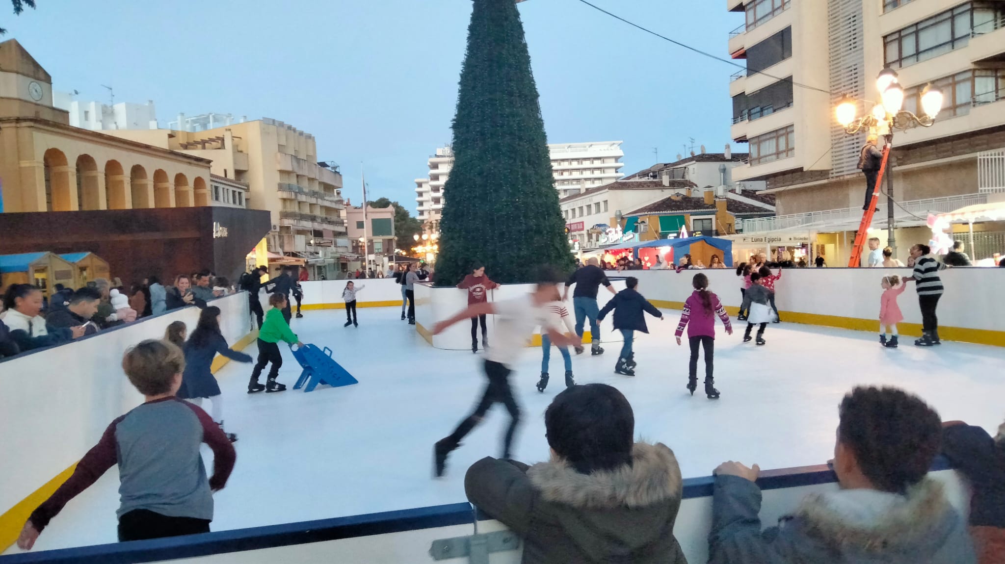 Children enjoy the synthetic ice rink in Torremolinos. 