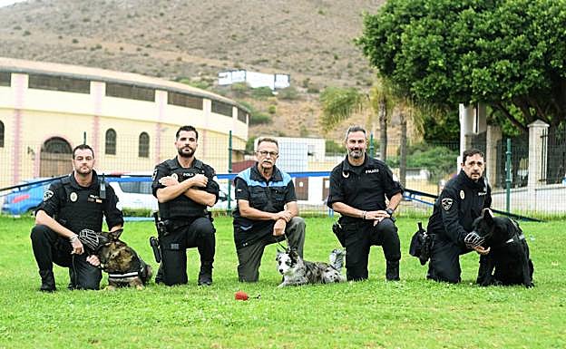 Officers and dogs from the canine unit pose for SUR.. 