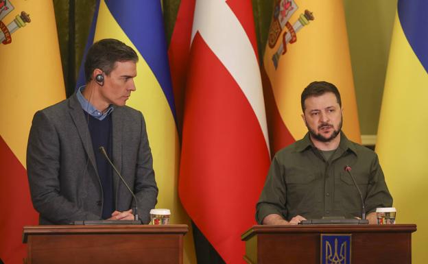 In March, while people protested and rallied to help around the country, Prime Minister Pedro Sánchez offered aid to his counterpart Volodymyr Zelensky in Kyev. 
