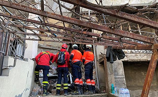 This is the moment two Malaga firefighters rescue man trapped for three days after earthquake in Turkey
