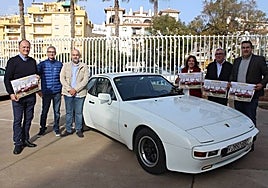 Representatives from the Axarquía with one of the participating classic cars