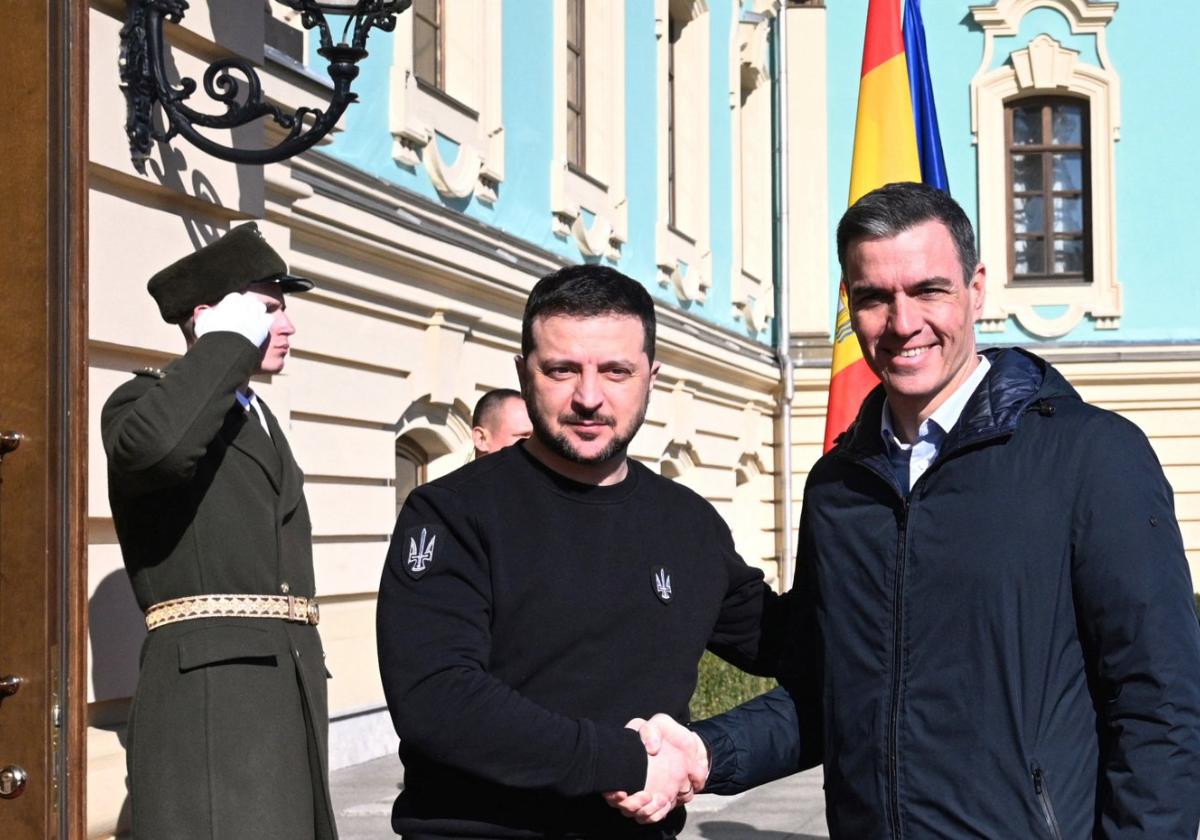 Sánchez (right) meets Volodymyr Zelensky in Ukraine on Thursday.