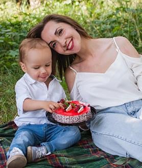 Imagen secundaria 2 - Top: Ukrainian women at an event on the Costa del Sol last year. Bottom left: Inessa, who now lives in Nerja. Right: Anna has moved to Casares. 
