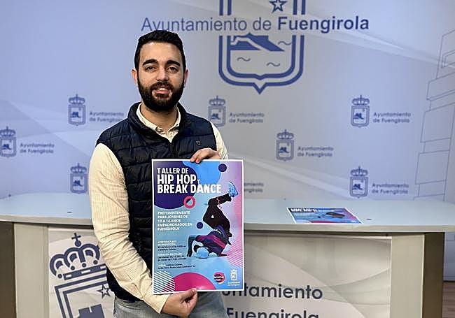 Councillor Martín announces the urban dance workshops.