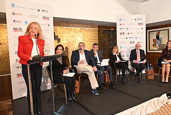 Ángeles Muñoz speaking at the forum.
