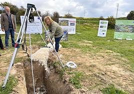Ana Mula lays the cornerstone of the new leisure park.