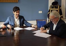 Francisco Santos and Francisco Aranda sign the agreement.