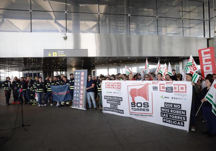 A protest involving airport firefighters and ATC workers at the doors of Terminal 3 at Malaga Airport.