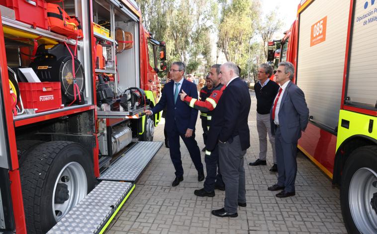 Imagen principal - New high-tech rescue vehicles for firefighters in Malaga province