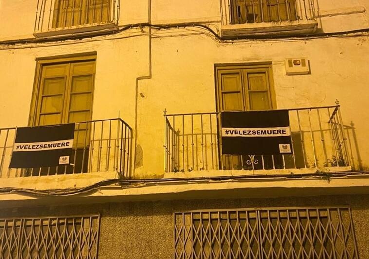 Banners on balconies in Vélez-Málaga town centre read 'Vélez is dying'
