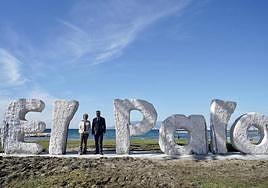 Councillors Teresa Porras and Carlos Conde presented the beach name letters in Malaga last Friday.