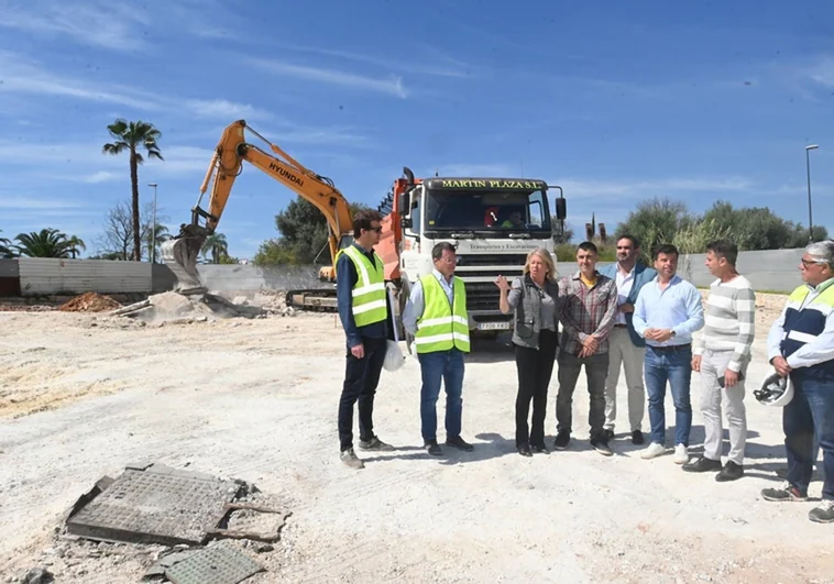 The Mayor of Marbella, Ángeles Muñoz, on a visit to the site of the new skatepark.