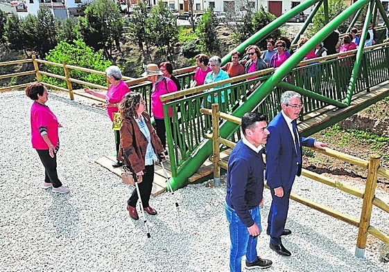 Antonio Alés (left) and Francisco Salado opened the footbridge in Riogordo on Monday 20 March.