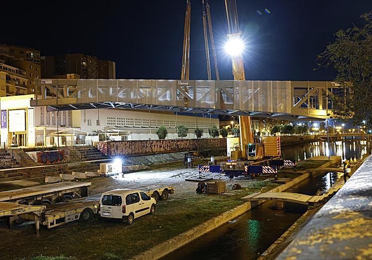 Imagen principal - Malaga’s new CAC bridge finally arrives in city after long delay