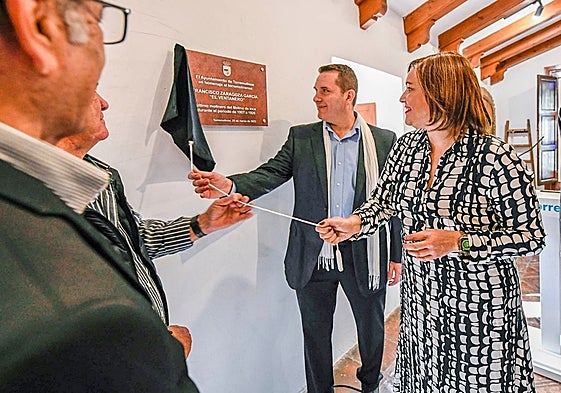 Marcos Antonio López Zaragoza and Margarita del Cid unveil the plaque.