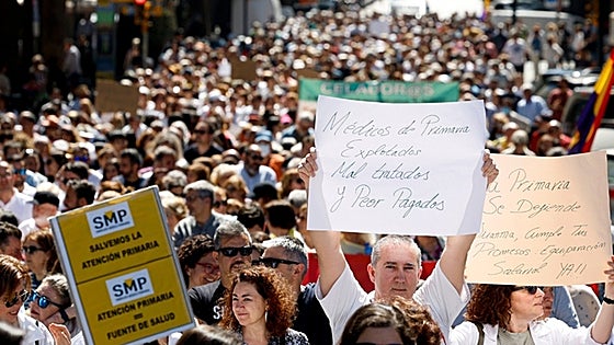 Thousands of people take to streets to protect public health care in Andalulcía