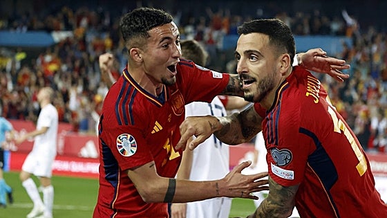 Spain's national football team made to feel very welcome in Malaga