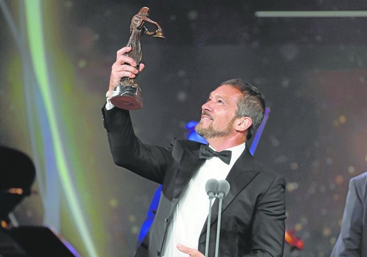 Malaga's Antonio Banderas triumphs at Spain's Talía theatre awards premiere