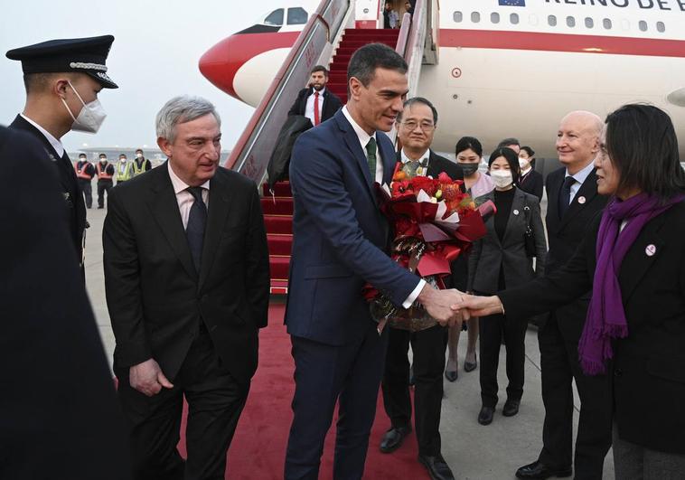 Sánchez arrives in Peking.