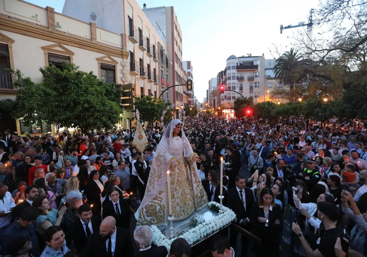 Crowds gathered to see the 'traslado' by the Cofradía del Rocío in the Malaga district of Victoria on Thursday.