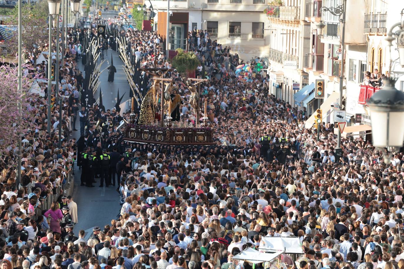 Holy Monday processions in the heart of Malaga, in pictures