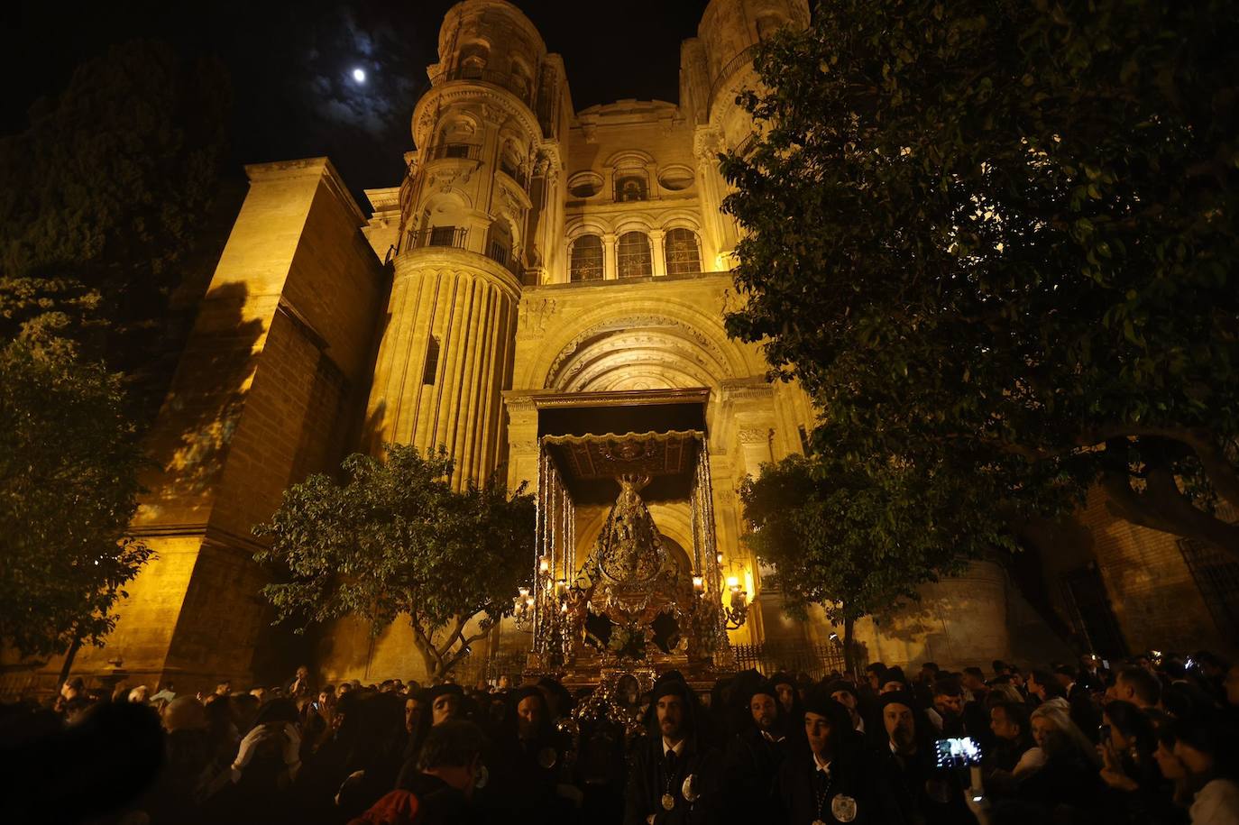 Holy Monday processions in the heart of Malaga, in pictures