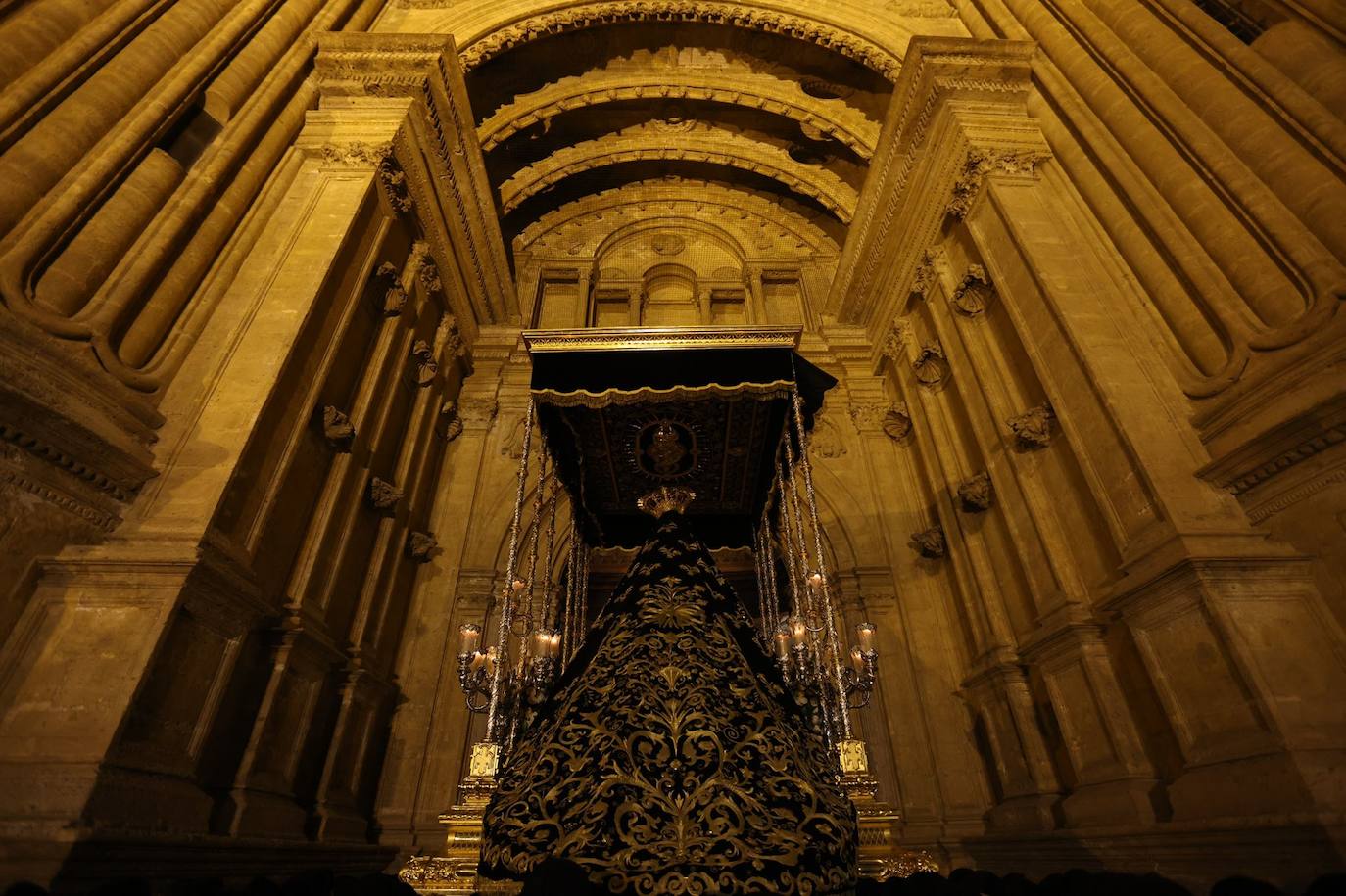 Holy Monday processions in the heart of Malaga, in pictures