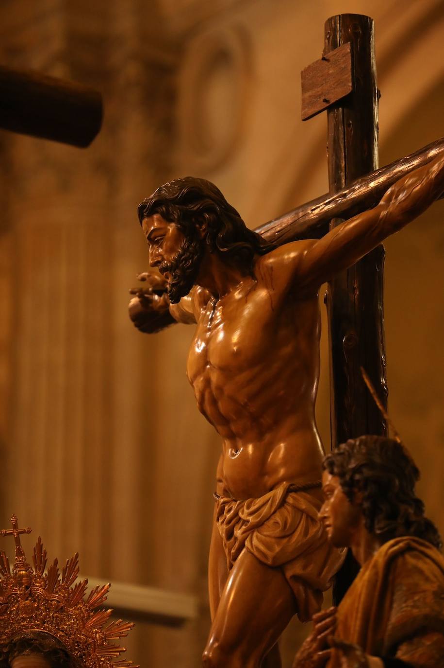 Holy Monday processions in the heart of Malaga, in pictures